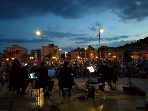 Andora, concerto all’alba sul molo Thor Heyerdahl con i musicisti del teatro Carlo Felice di Genova