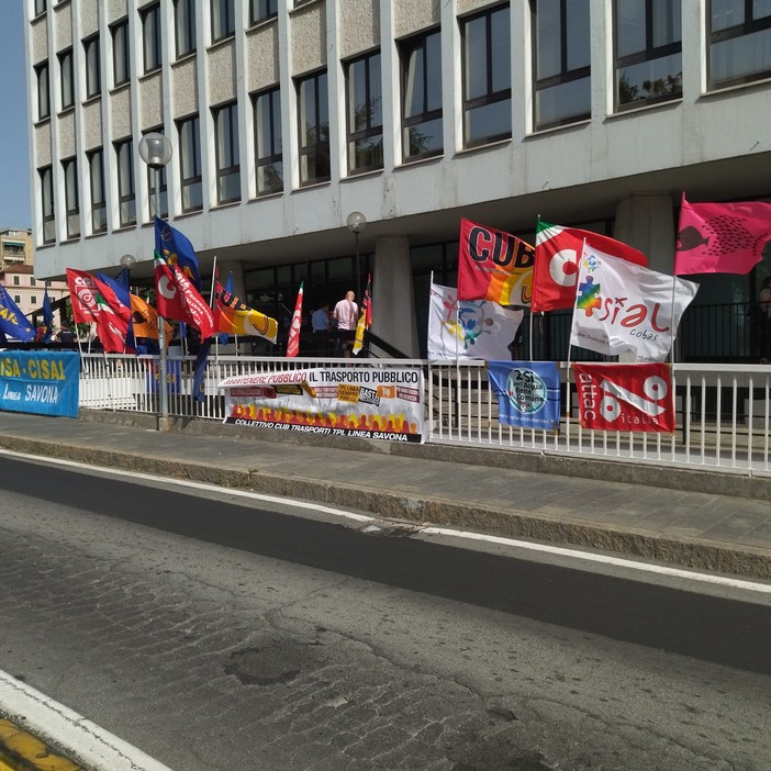 Anche il Comitato Savonese Acqua Bene Comune e Attac Savona al fianco dei lavoratori di Tpl (FOTO)