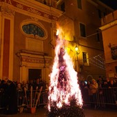 Pietra Ligure, domenica 21 dicembre la tradizionale cerimonia del Confuoco e il premio “Pietrese dell’Anno”