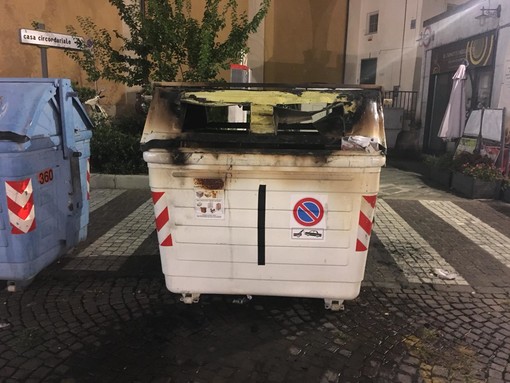 Savona, cassonetti della carta in fiamme in via Paleocapa e via Pietro Giuria (FOTO) Savona, cassonetti della carta in fiamme in via Paleocapa e via Pietro Giuria (FOTO)