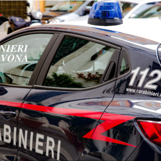 Varazze, finge di vendere rose e ruba un portafogli: denunciato dai carabinieri