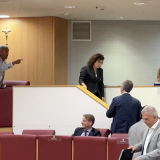 Salta la discussione sul rigassificatore, rissa sfiorata in consiglio regionale: “Mai visto questo livello di indecenza politica” (VIDEO)