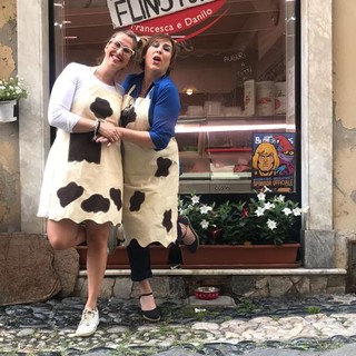 Nelle foto: le titolari Carolina e Nicole durante il "Burtomics"; la lavagnetta del "punto consigli"
