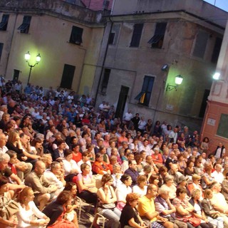 Albissola Marina: la piazza colma per Corrado Augias