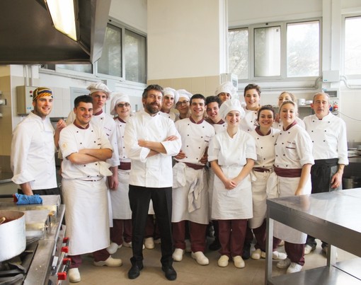 Un grande "Chef Stellato" di Alassio diventa "Prof per un giorno" al "Migliorini" di Finale Ligure