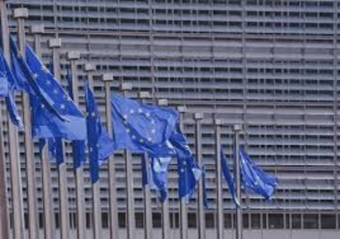 Eurobarometro: i cittadini dell'UE sostengono con decisione la cooperazione con i paesi partner e con i giovani per ridurre la povertà Eurobarometro: i cittadini dell'UE sostengono con decisione la cooperazione con i paesi partner e con i giovani per ridurre la povertà