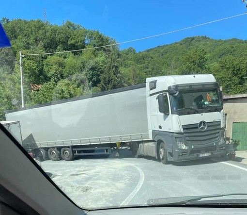 Camion incastrato a Stella Santa Giustina: disagi al traffico lungo la Ss 334 del Sassello (FOTO) Camion incastrato a Stella Santa Giustina: disagi al traffico lungo la Ss 334 del Sassello (FOTO)
