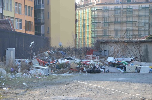 Un Lettore denuncia: discarica a due passi dal Tribunale di Savona Un Lettore denuncia: discarica a due passi dal Tribunale di Savona