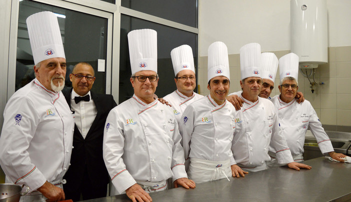 Cena di gala con gli chef dei Ristoratori Pietresi e della Val Maremola: sala affollata tra le prelibatezze Cena di gala con gli chef dei Ristoratori Pietresi e della Val Maremola: sala affollata tra le prelibatezze