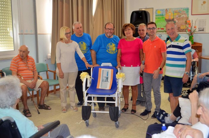 "Quelli du Carugiu de Löa" e Pro Loco donano nuove dotazioni alla residenza protetta "Ramella" di Loano "Quelli du Carugiu de Löa" e Pro Loco donano nuove dotazioni alla residenza protetta "Ramella" di Loano