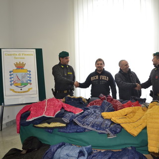 La Finanza devolve alla Caritas di Savona vestiti e prosciutti