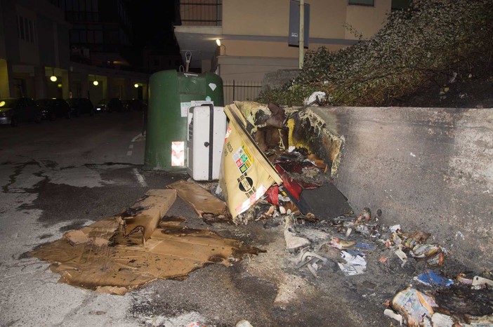Albissola Marina, cassonetti a fuoco nella notte. Un testimone racconta (le foto)