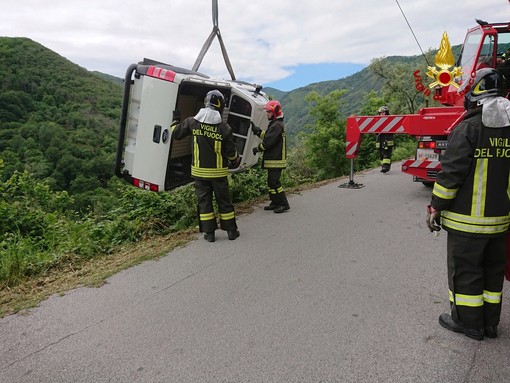 Quiliano: pick-up giù da una scarpata, lievemente ferito il conducente