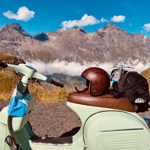 La Vespa Piaggio fa tappa a Limone Piemonte per una domenica dedicata agli appassionati di questa icona italiana degli anni 60 La Vespa Piaggio fa tappa a Limone Piemonte per una domenica dedicata agli appassionati di questa icona italiana degli anni 60