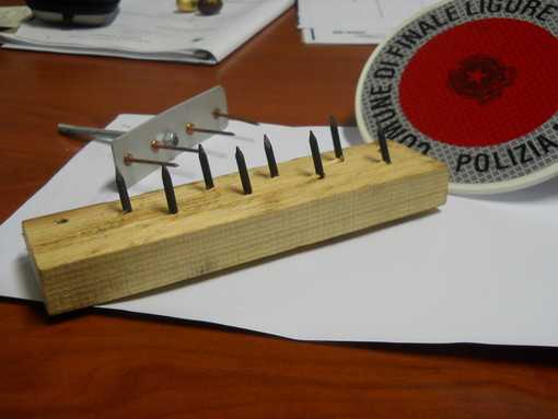 Finale, bande chiodate sui sentieri contro i bikers: perlustrazione delle forze dell'ordine