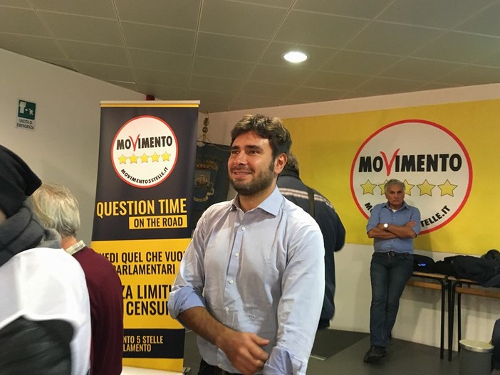 Di Battista a Savona, Question Time in mezzo ai cittadini: "Fare gli interessi della collettività, partendo dalla piccola e media impresa"