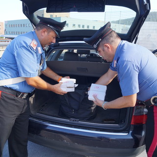 Albenga, sequestrati 15 kg di hashish e 100 dosi di cocaina: in manette un 31enne marocchino