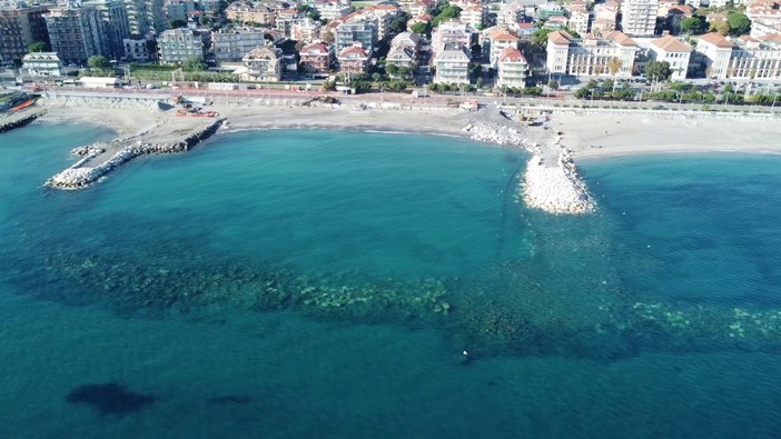 Loano, ultimati i lavori della diga soffolta a protezione del litorale di ponente: le spiagge si sono già "allungate" di 6 metri