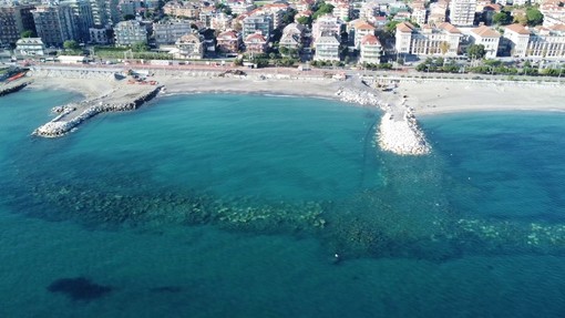Loano, ultimati i lavori della diga soffolta a protezione del litorale di ponente: le spiagge si sono già "allungate" di 6 metri