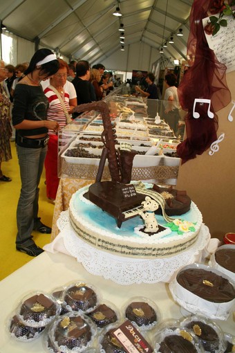 Pietra: a "Dolcissima pietra" si celebrano i cinque sensi Pietra: a "Dolcissima pietra" si celebrano i cinque sensi