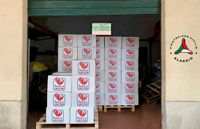 Alassio, dall'associazione "Donare un Sorriso" un bancale di generi alimentari Alassio, dall'associazione "Donare un Sorriso" un bancale di generi alimentari