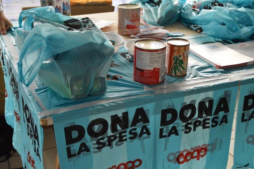 Grande successo per l'iniziativa benefica "Dona la spesa" di Coop Liguria Grande successo per l'iniziativa benefica "Dona la spesa" di Coop Liguria
