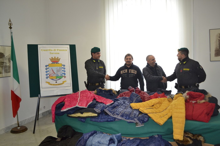 La Finanza devolve alla Caritas di Savona vestiti e prosciutti