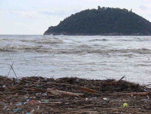 Albenga, domani "amministratori in spiaggia" (Ma Vamos a la Playa fa il paio con No Tengo Dinero)