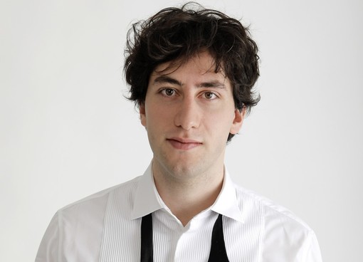 Savona, il vincitore del Premio Venezia 2021 Davide Ranaldi sul palco del teatro Chiabrera