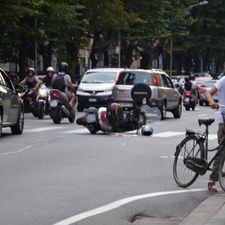 Savona: scooterista travolto in Corso Mazzini. Non sarebbe grave (le foto)