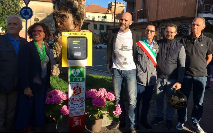 Loano, davanti alla chiesa “dei Cappuccini” un nuovo defibrillatore in ricordo di Giovanna Stagnaro