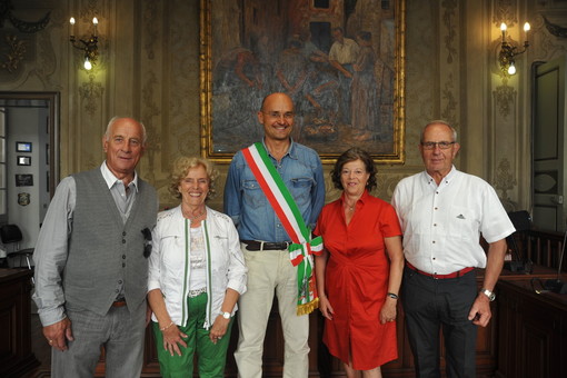 Affezionati turisti ricevuti dal sindaco di Finale Ligure
