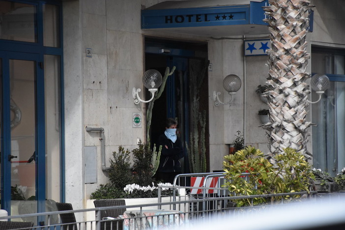 Coronavirus, cresce la tensione all'interno degli hotel di Alassio. Giampedrone: "Stiamo lavorando per il trasferimento in strutture idonee" Coronavirus, cresce la tensione all'interno degli hotel di Alassio. Giampedrone: "Stiamo lavorando per il trasferimento in strutture idonee"
