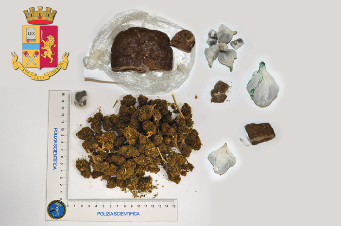 Operazione antidroga della Polizia di Stato: in manette otto persone residenti nelle province di Savona, Genova e Modena Operazione antidroga della Polizia di Stato: in manette otto persone residenti nelle province di Savona, Genova e Modena