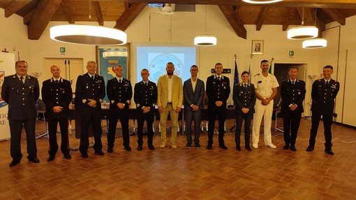 "Dante e la meteorologia": ad Andora successo per la conferenza del Tenente Colonnello Alessandro Fuccello (FOTO) "Dante e la meteorologia": ad Andora successo per la conferenza del Tenente Colonnello Alessandro Fuccello (FOTO)