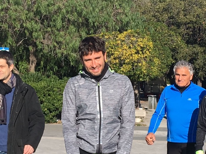 Il Movimento 5 Stelle di corsa a Savona in mezzo ai cittadini Il Movimento 5 Stelle di corsa a Savona in mezzo ai cittadini