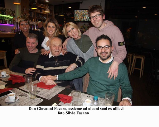 "Don Giovanni Favaro resta con noi": gli ex studenti del "Don Bosco" di Alassio contro il trasferimento dell'anziano professore