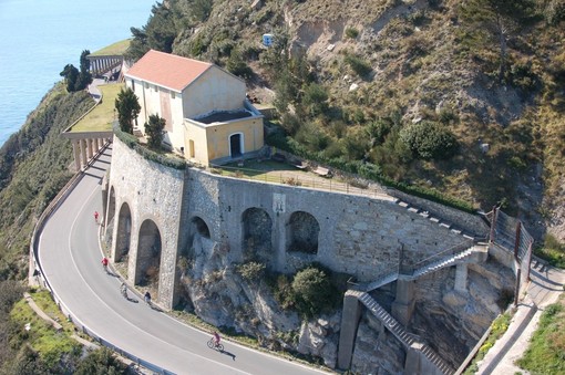 Duecento anni dalla nascita di Don Bosco: a Laigueglia gli alunni in pellegrinaggio al Santuario di N.S. delle Penne Duecento anni dalla nascita di Don Bosco: a Laigueglia gli alunni in pellegrinaggio al Santuario di N.S. delle Penne