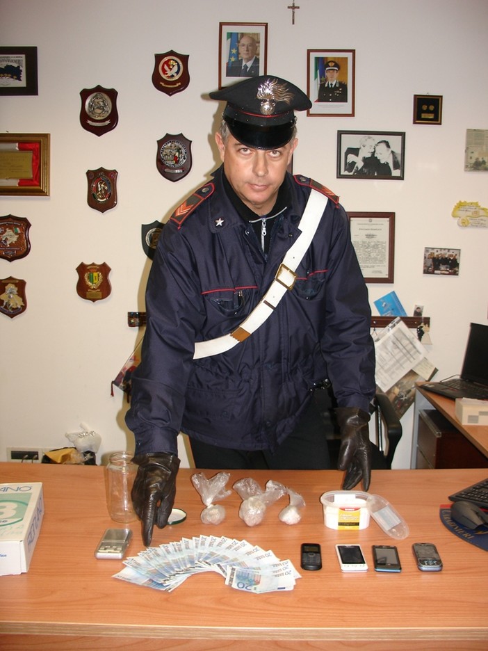 Albenga: carabinieri travestiti da operai arrestano due spacciatori (foto) Albenga: carabinieri travestiti da operai arrestano due spacciatori (foto)