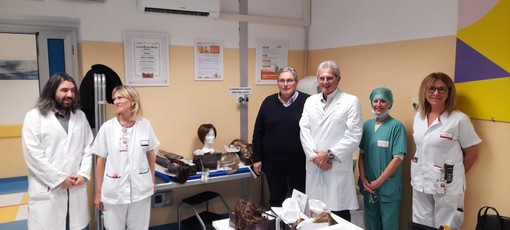 Savona, donate 10 parrucche alla Breast Unit dell'Asl2 per le pazienti colpite da tumore al seno Savona, donate 10 parrucche alla Breast Unit dell'Asl2 per le pazienti colpite da tumore al seno