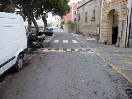 Albenga, installati due dossi rallentatori in via Lungocenta Trento Albenga, installati due dossi rallentatori in via Lungocenta Trento