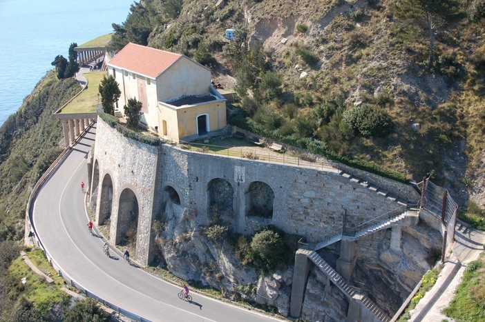 Duecento anni dalla nascita di Don Bosco: a Laigueglia gli alunni in pellegrinaggio al Santuario di N.S. delle Penne Duecento anni dalla nascita di Don Bosco: a Laigueglia gli alunni in pellegrinaggio al Santuario di N.S. delle Penne