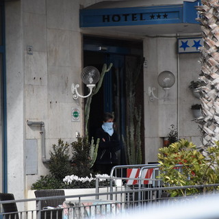 Coronavirus, cresce la tensione all'interno degli hotel di Alassio. Giampedrone: "Stiamo lavorando per il trasferimento in strutture idonee"