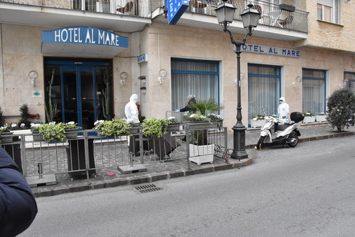 Coronavirus: ecco come si "svestono" gli uomini della Protezione Civile (VIDEO)