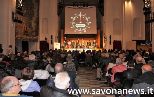 Auditorium di Finalborgo affollato per il confronto elettorale con i candidati sindaci