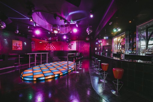 Via libera alle feste in casa in zona bianca, rimane l'attesa per le discoteche