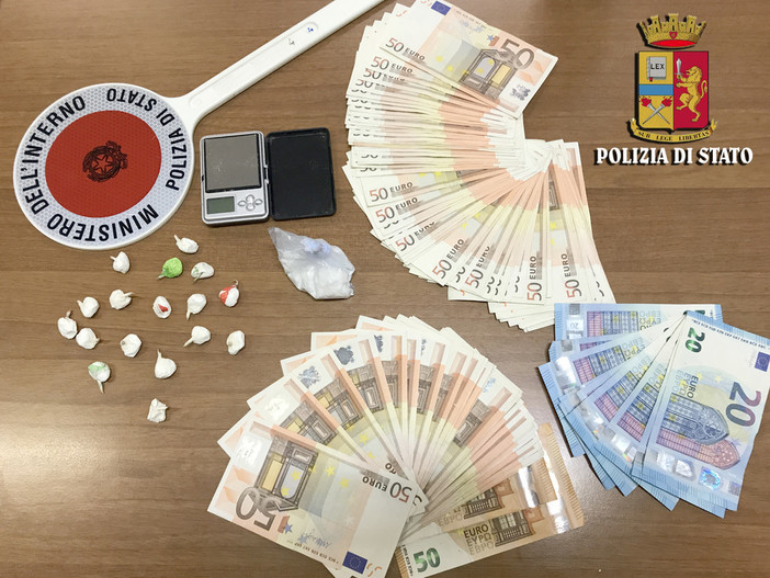 Cocaina nascosta in auto e in una livella da muratore: un arresto a Savona
