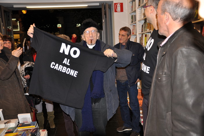 Don Gallo contro l'ampliamento a carbone, lo ha dichiarato oggi alla Ubik Don Gallo contro l'ampliamento a carbone, lo ha dichiarato oggi alla Ubik