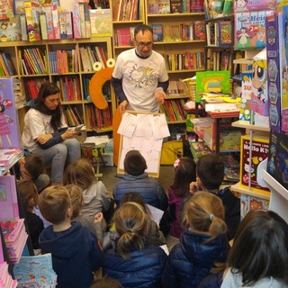 In fotogallery: una recente presentazione del "doman...Dino"; l'autore del libro Stefano Pastorino; la disegnatrice Eleonora Caviglia