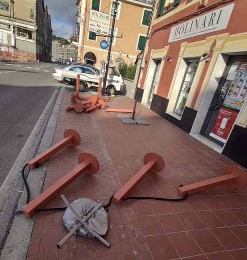 Varazze, paletti di un'attività buttati sull'Aurelia insieme ad un estintore. Il grido d'allarme: "È un problema, siamo stufi"